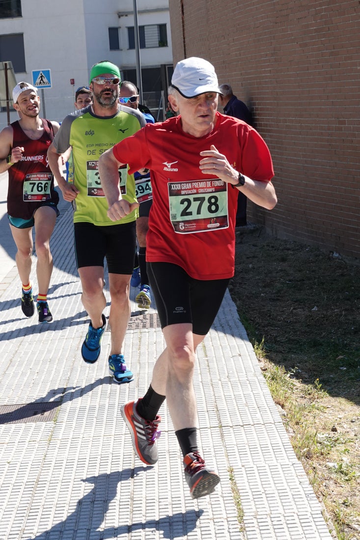 A algunos participantes parece que los 10 kilómetros del reccorido de la prueba de fondo de Loja se les hace leve a tenor de sus sonrisas y buen rollo. Otros en cambio parecen sufrir más o simplemente se concentran para disfrutar de la carrera.