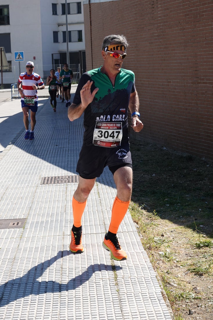 A algunos participantes parece que los 10 kilómetros del reccorido de la prueba de fondo de Loja se les hace leve a tenor de sus sonrisas y buen rollo. Otros en cambio parecen sufrir más o simplemente se concentran para disfrutar de la carrera.