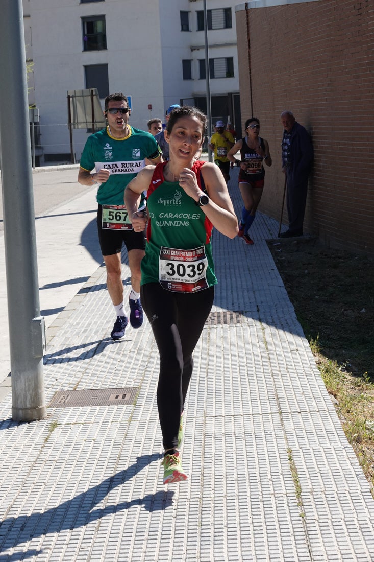 A algunos participantes parece que los 10 kilómetros del reccorido de la prueba de fondo de Loja se les hace leve a tenor de sus sonrisas y buen rollo. Otros en cambio parecen sufrir más o simplemente se concentran para disfrutar de la carrera.