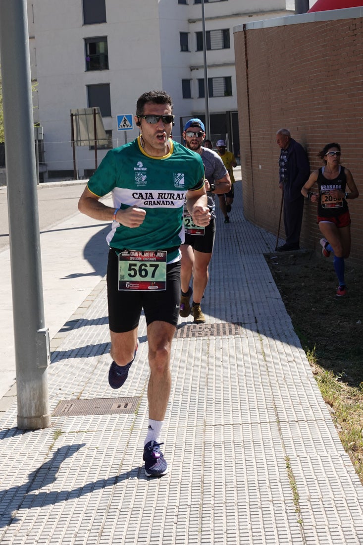 A algunos participantes parece que los 10 kilómetros del reccorido de la prueba de fondo de Loja se les hace leve a tenor de sus sonrisas y buen rollo. Otros en cambio parecen sufrir más o simplemente se concentran para disfrutar de la carrera.