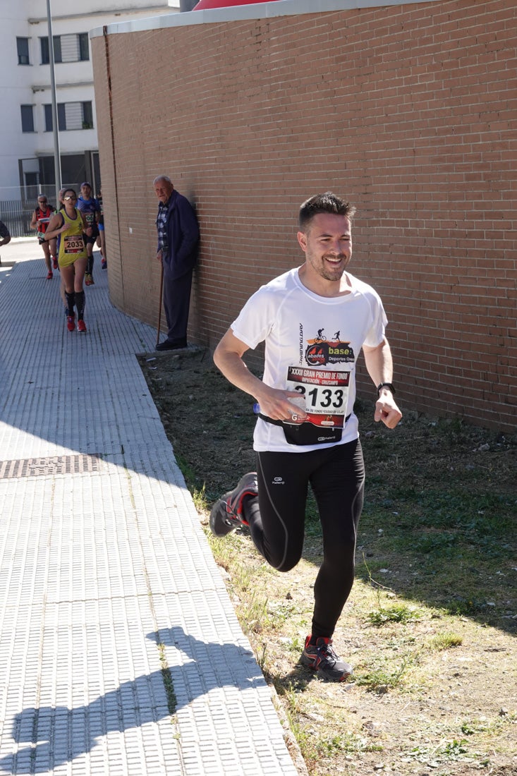 A algunos participantes parece que los 10 kilómetros del reccorido de la prueba de fondo de Loja se les hace leve a tenor de sus sonrisas y buen rollo. Otros en cambio parecen sufrir más o simplemente se concentran para disfrutar de la carrera.