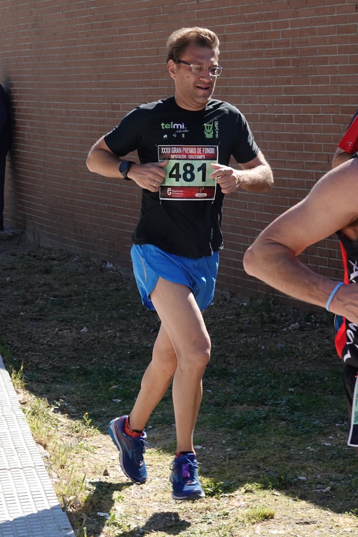 A algunos participantes parece que los 10 kilómetros del reccorido de la prueba de fondo de Loja se les hace leve a tenor de sus sonrisas y buen rollo. Otros en cambio parecen sufrir más o simplemente se concentran para disfrutar de la carrera.