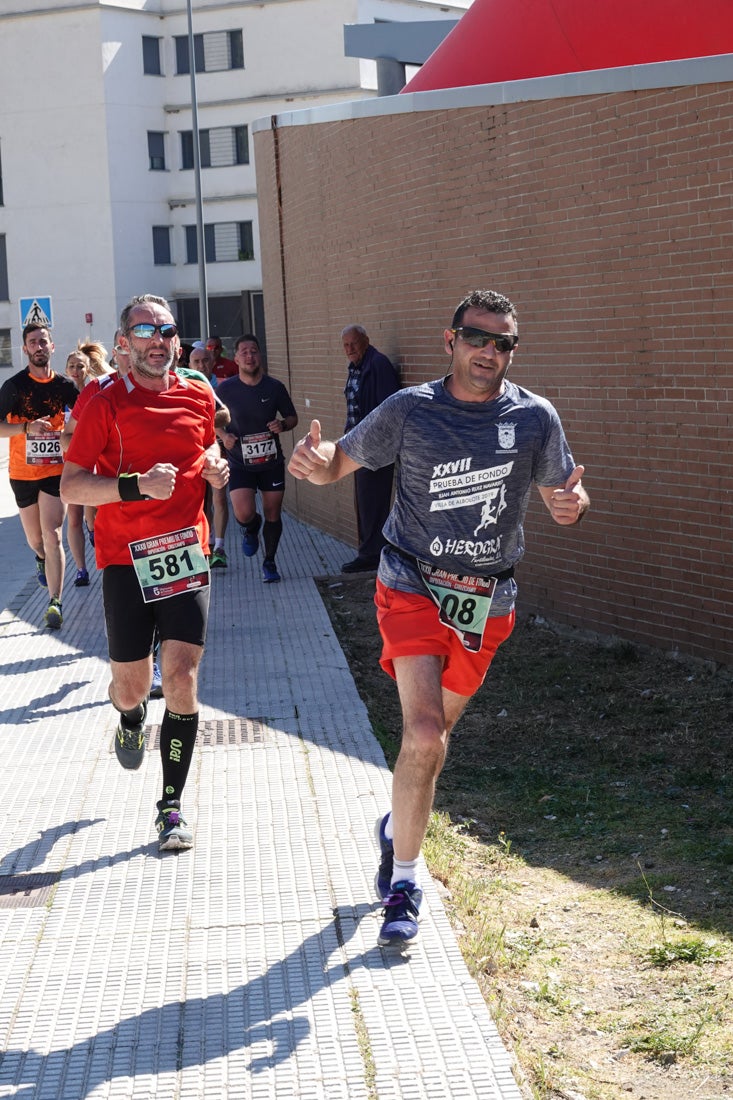 A algunos participantes parece que los 10 kilómetros del reccorido de la prueba de fondo de Loja se les hace leve a tenor de sus sonrisas y buen rollo. Otros en cambio parecen sufrir más o simplemente se concentran para disfrutar de la carrera.