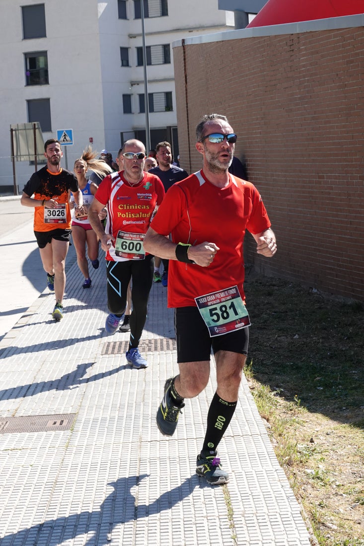 A algunos participantes parece que los 10 kilómetros del reccorido de la prueba de fondo de Loja se les hace leve a tenor de sus sonrisas y buen rollo. Otros en cambio parecen sufrir más o simplemente se concentran para disfrutar de la carrera.