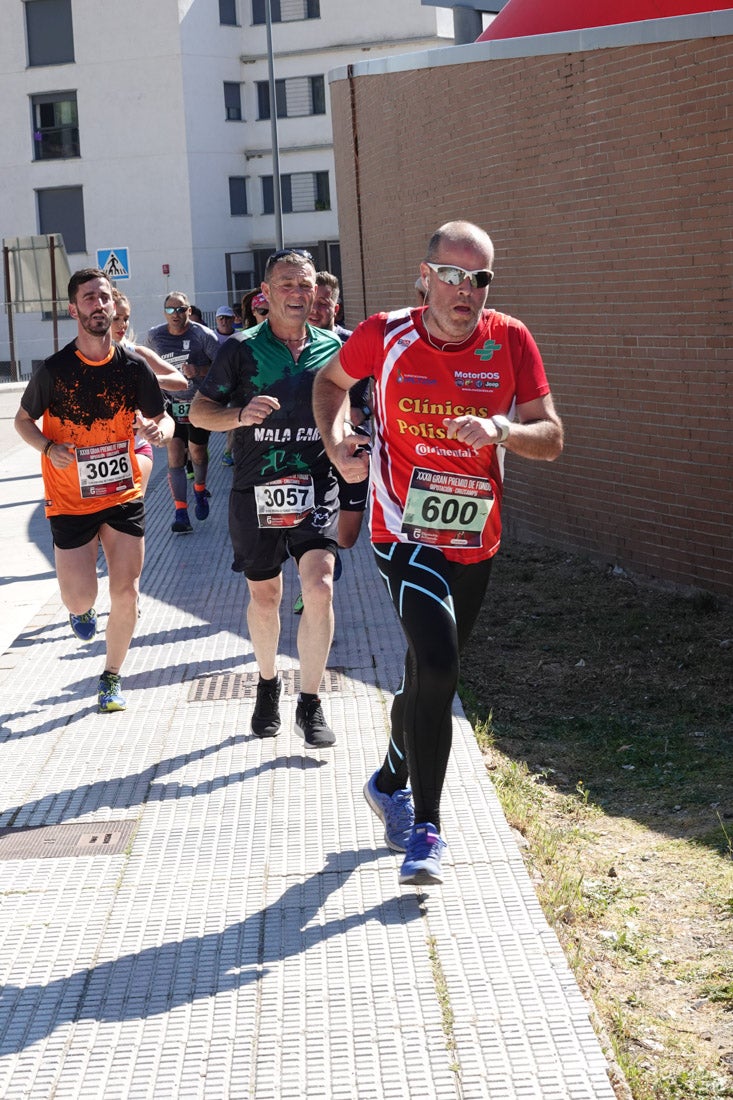 A algunos participantes parece que los 10 kilómetros del reccorido de la prueba de fondo de Loja se les hace leve a tenor de sus sonrisas y buen rollo. Otros en cambio parecen sufrir más o simplemente se concentran para disfrutar de la carrera.