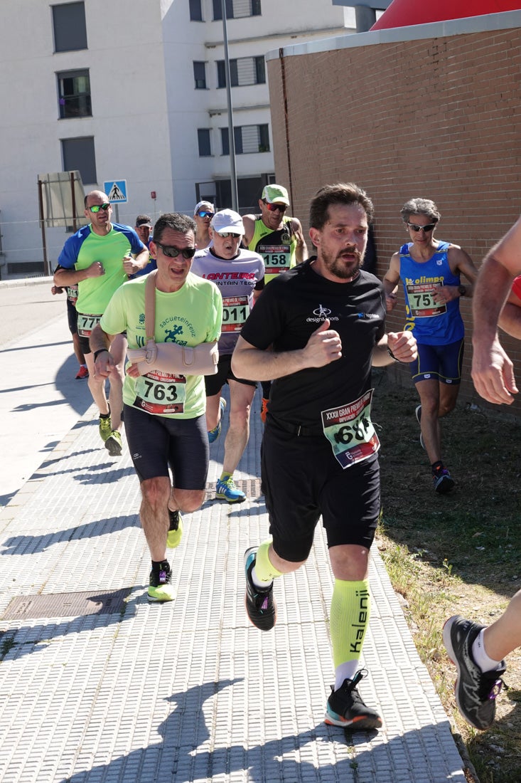 A algunos participantes parece que los 10 kilómetros del reccorido de la prueba de fondo de Loja se les hace leve a tenor de sus sonrisas y buen rollo. Otros en cambio parecen sufrir más o simplemente se concentran para disfrutar de la carrera.