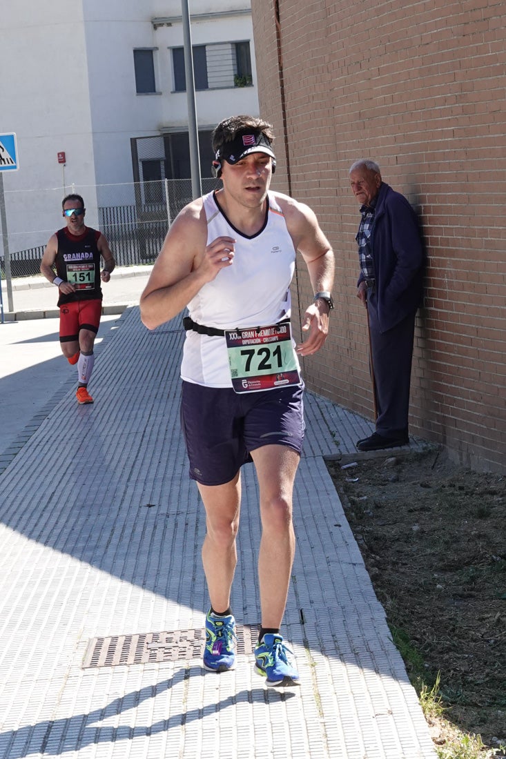 A algunos participantes parece que los 10 kilómetros del reccorido de la prueba de fondo de Loja se les hace leve a tenor de sus sonrisas y buen rollo. Otros en cambio parecen sufrir más o simplemente se concentran para disfrutar de la carrera.