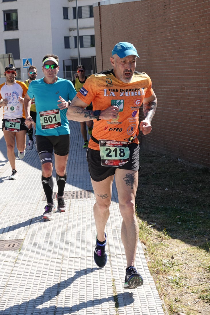 A algunos participantes parece que los 10 kilómetros del reccorido de la prueba de fondo de Loja se les hace leve a tenor de sus sonrisas y buen rollo. Otros en cambio parecen sufrir más o simplemente se concentran para disfrutar de la carrera.