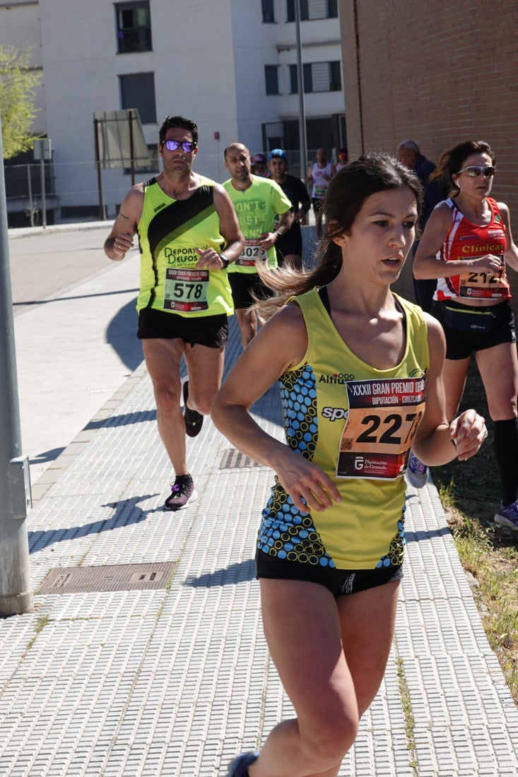 A algunos participantes parece que los 10 kilómetros del reccorido de la prueba de fondo de Loja se les hace leve a tenor de sus sonrisas y buen rollo. Otros en cambio parecen sufrir más o simplemente se concentran para disfrutar de la carrera.