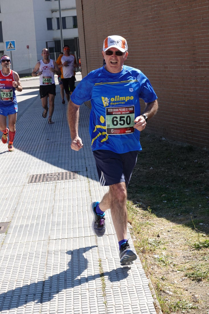 A algunos participantes parece que los 10 kilómetros del reccorido de la prueba de fondo de Loja se les hace leve a tenor de sus sonrisas y buen rollo. Otros en cambio parecen sufrir más o simplemente se concentran para disfrutar de la carrera.