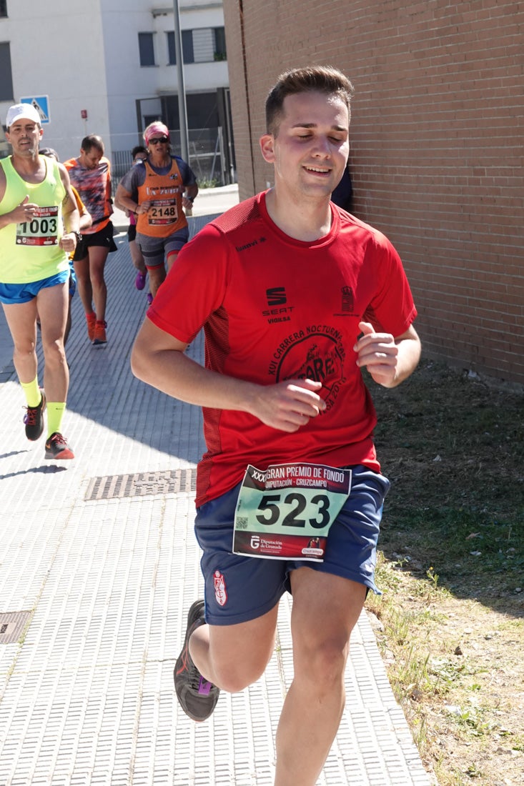 A algunos participantes parece que los 10 kilómetros del reccorido de la prueba de fondo de Loja se les hace leve a tenor de sus sonrisas y buen rollo. Otros en cambio parecen sufrir más o simplemente se concentran para disfrutar de la carrera.