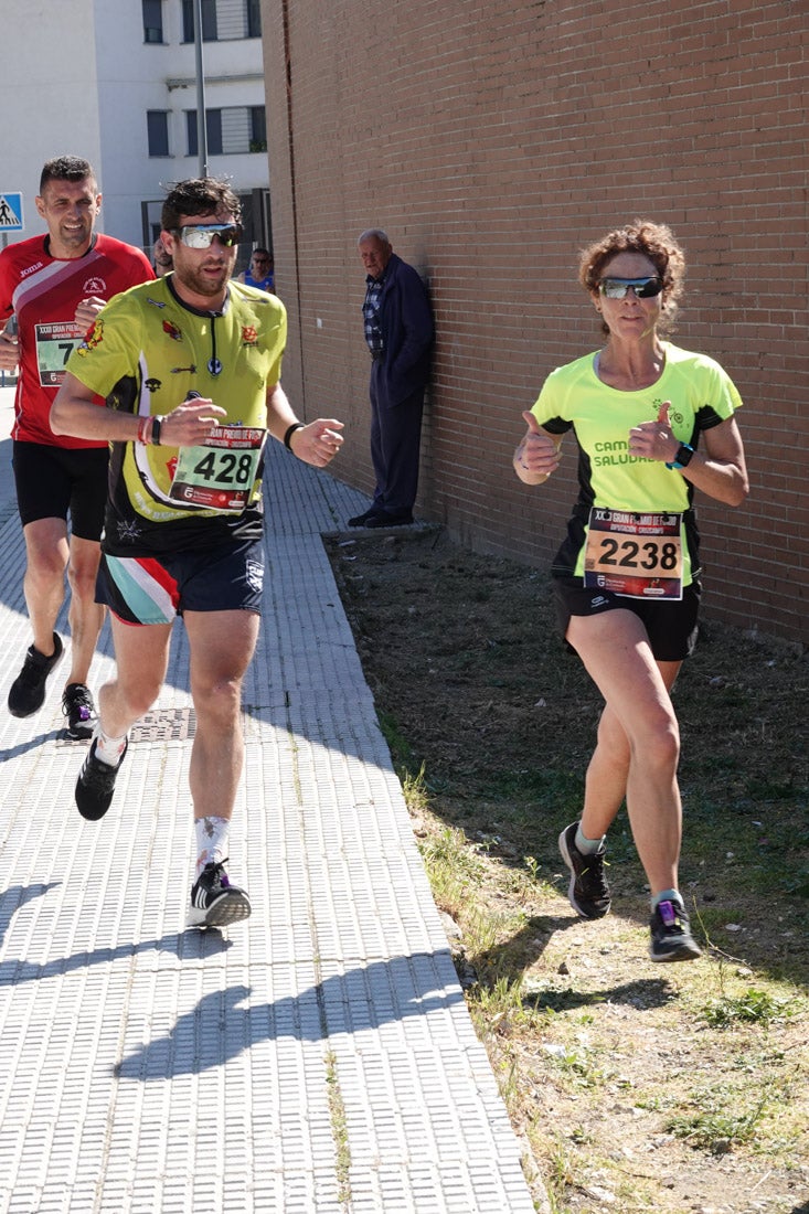 A algunos participantes parece que los 10 kilómetros del reccorido de la prueba de fondo de Loja se les hace leve a tenor de sus sonrisas y buen rollo. Otros en cambio parecen sufrir más o simplemente se concentran para disfrutar de la carrera.