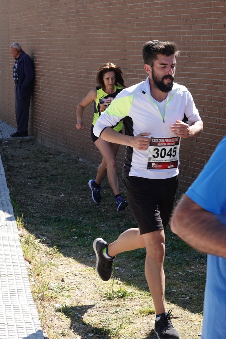 A algunos participantes parece que los 10 kilómetros del reccorido de la prueba de fondo de Loja se les hace leve a tenor de sus sonrisas y buen rollo. Otros en cambio parecen sufrir más o simplemente se concentran para disfrutar de la carrera.