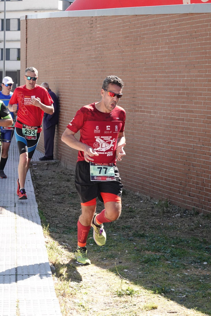 A algunos participantes parece que los 10 kilómetros del reccorido de la prueba de fondo de Loja se les hace leve a tenor de sus sonrisas y buen rollo. Otros en cambio parecen sufrir más o simplemente se concentran para disfrutar de la carrera.