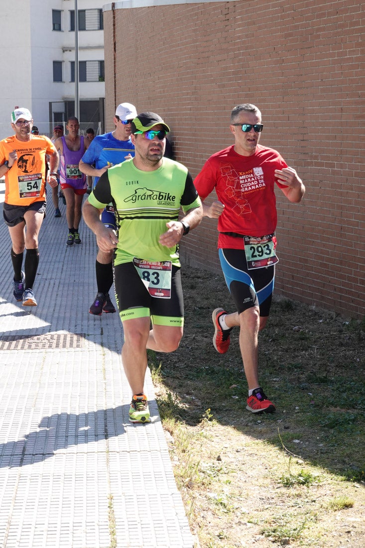 A algunos participantes parece que los 10 kilómetros del reccorido de la prueba de fondo de Loja se les hace leve a tenor de sus sonrisas y buen rollo. Otros en cambio parecen sufrir más o simplemente se concentran para disfrutar de la carrera.