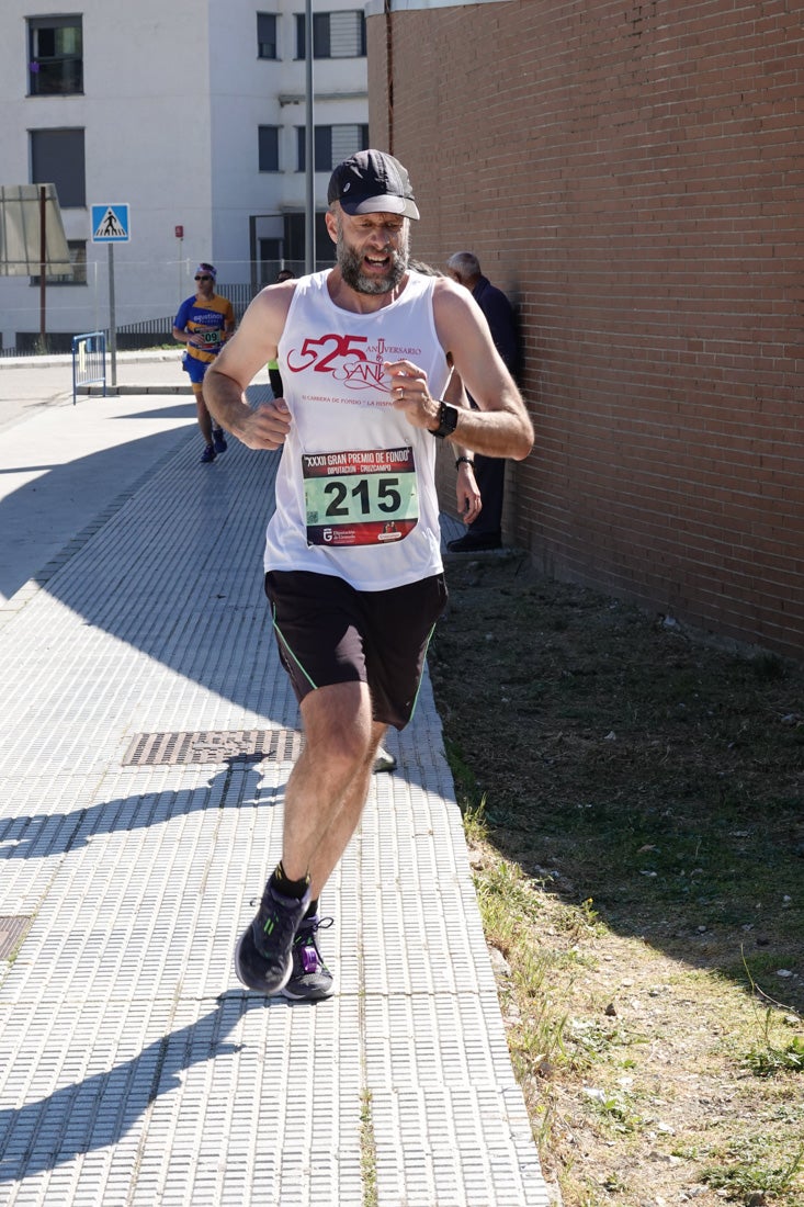 A algunos participantes parece que los 10 kilómetros del reccorido de la prueba de fondo de Loja se les hace leve a tenor de sus sonrisas y buen rollo. Otros en cambio parecen sufrir más o simplemente se concentran para disfrutar de la carrera.