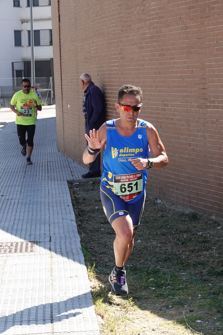 A algunos participantes parece que los 10 kilómetros del reccorido de la prueba de fondo de Loja se les hace leve a tenor de sus sonrisas y buen rollo. Otros en cambio parecen sufrir más o simplemente se concentran para disfrutar de la carrera.