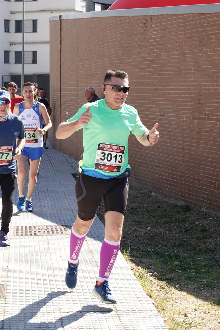 A algunos participantes parece que los 10 kilómetros del reccorido de la prueba de fondo de Loja se les hace leve a tenor de sus sonrisas y buen rollo. Otros en cambio parecen sufrir más o simplemente se concentran para disfrutar de la carrera.