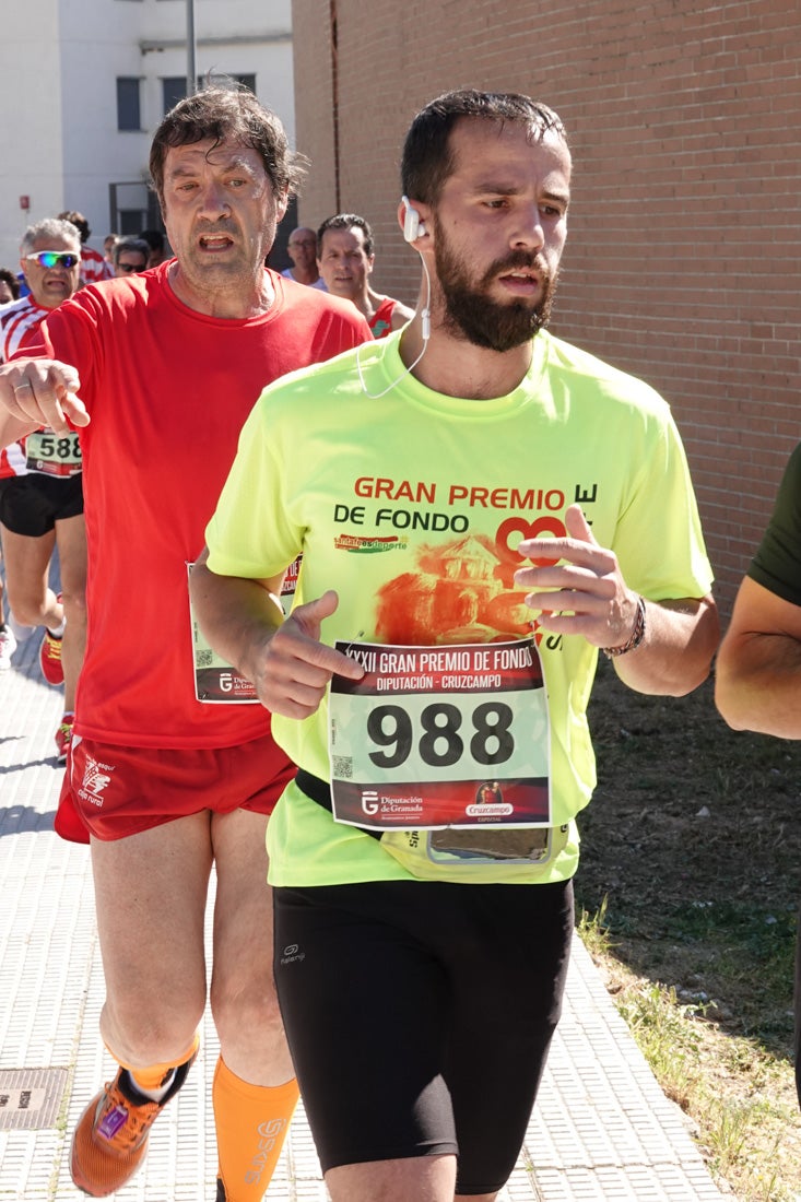 A algunos participantes parece que los 10 kilómetros del reccorido de la prueba de fondo de Loja se les hace leve a tenor de sus sonrisas y buen rollo. Otros en cambio parecen sufrir más o simplemente se concentran para disfrutar de la carrera.