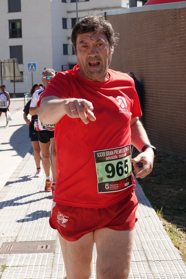 A algunos participantes parece que los 10 kilómetros del reccorido de la prueba de fondo de Loja se les hace leve a tenor de sus sonrisas y buen rollo. Otros en cambio parecen sufrir más o simplemente se concentran para disfrutar de la carrera.