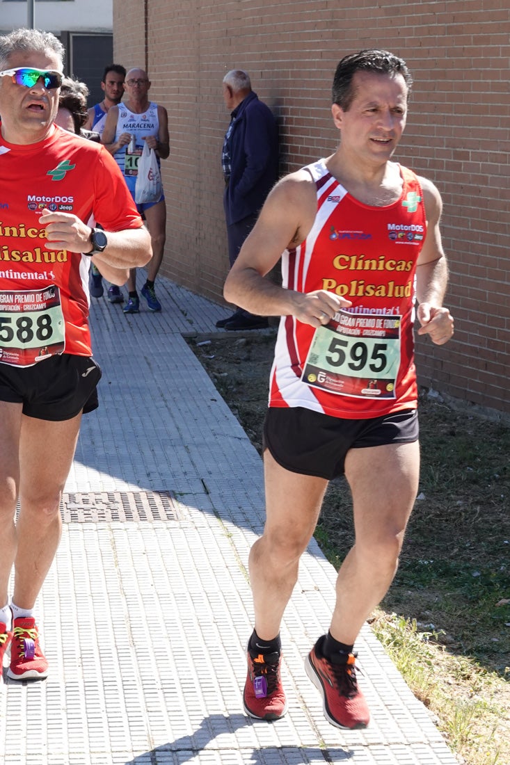 A algunos participantes parece que los 10 kilómetros del reccorido de la prueba de fondo de Loja se les hace leve a tenor de sus sonrisas y buen rollo. Otros en cambio parecen sufrir más o simplemente se concentran para disfrutar de la carrera.