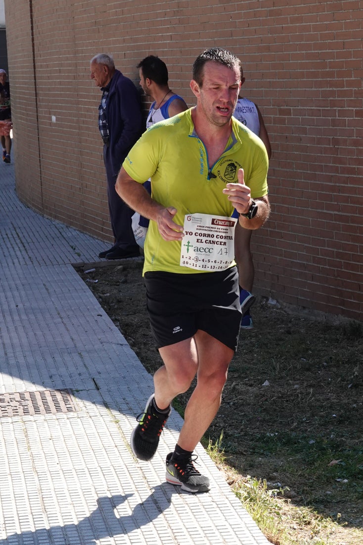 A algunos participantes parece que los 10 kilómetros del reccorido de la prueba de fondo de Loja se les hace leve a tenor de sus sonrisas y buen rollo. Otros en cambio parecen sufrir más o simplemente se concentran para disfrutar de la carrera.