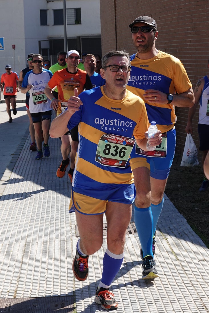 A algunos participantes parece que los 10 kilómetros del reccorido de la prueba de fondo de Loja se les hace leve a tenor de sus sonrisas y buen rollo. Otros en cambio parecen sufrir más o simplemente se concentran para disfrutar de la carrera.