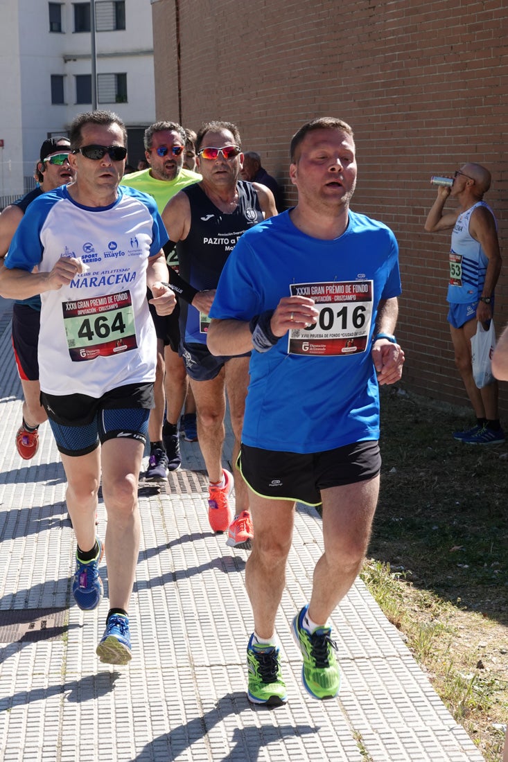 A algunos participantes parece que los 10 kilómetros del reccorido de la prueba de fondo de Loja se les hace leve a tenor de sus sonrisas y buen rollo. Otros en cambio parecen sufrir más o simplemente se concentran para disfrutar de la carrera.