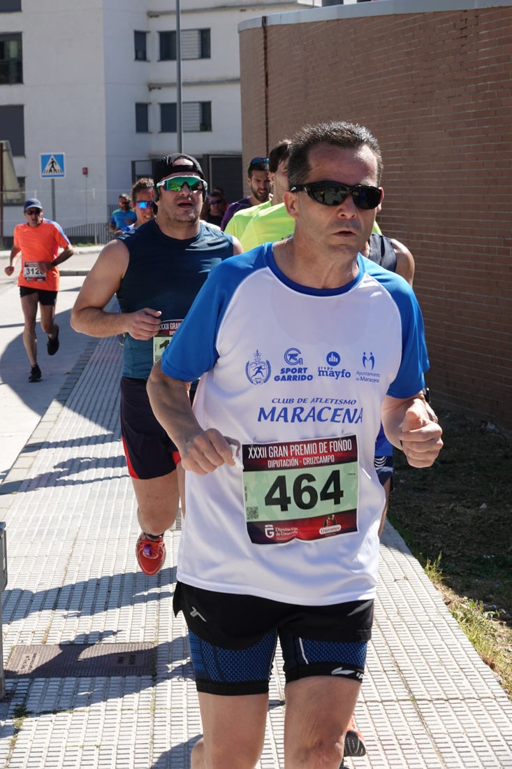 A algunos participantes parece que los 10 kilómetros del reccorido de la prueba de fondo de Loja se les hace leve a tenor de sus sonrisas y buen rollo. Otros en cambio parecen sufrir más o simplemente se concentran para disfrutar de la carrera.