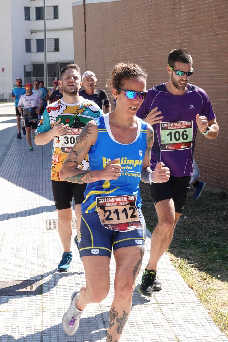 A algunos participantes parece que los 10 kilómetros del reccorido de la prueba de fondo de Loja se les hace leve a tenor de sus sonrisas y buen rollo. Otros en cambio parecen sufrir más o simplemente se concentran para disfrutar de la carrera.