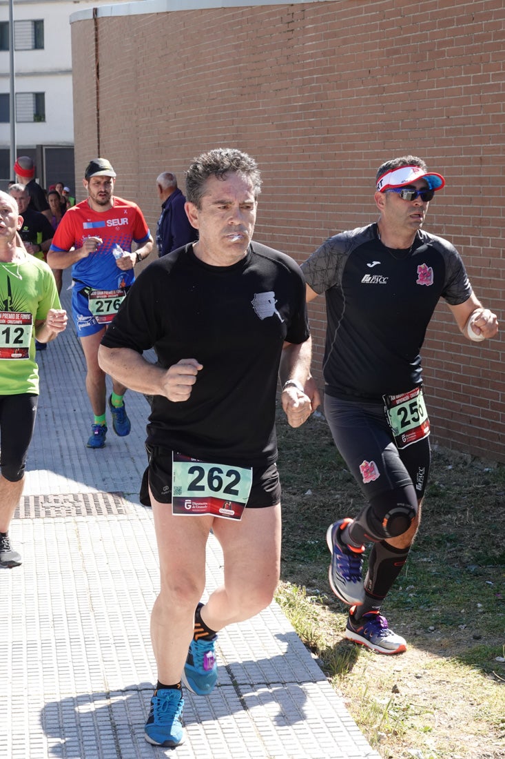 A algunos participantes parece que los 10 kilómetros del reccorido de la prueba de fondo de Loja se les hace leve a tenor de sus sonrisas y buen rollo. Otros en cambio parecen sufrir más o simplemente se concentran para disfrutar de la carrera.