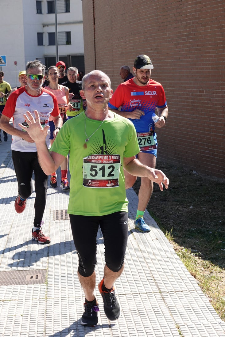 A algunos participantes parece que los 10 kilómetros del reccorido de la prueba de fondo de Loja se les hace leve a tenor de sus sonrisas y buen rollo. Otros en cambio parecen sufrir más o simplemente se concentran para disfrutar de la carrera.