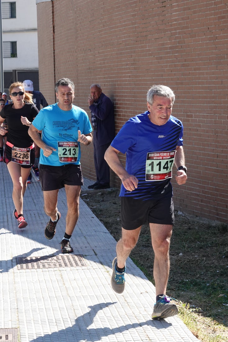 A algunos participantes parece que los 10 kilómetros del reccorido de la prueba de fondo de Loja se les hace leve a tenor de sus sonrisas y buen rollo. Otros en cambio parecen sufrir más o simplemente se concentran para disfrutar de la carrera.