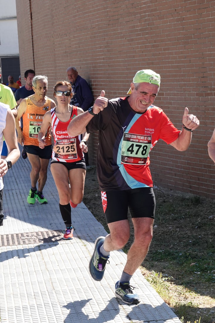 A algunos participantes parece que los 10 kilómetros del reccorido de la prueba de fondo de Loja se les hace leve a tenor de sus sonrisas y buen rollo. Otros en cambio parecen sufrir más o simplemente se concentran para disfrutar de la carrera.