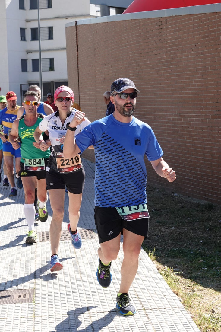 A algunos participantes parece que los 10 kilómetros del reccorido de la prueba de fondo de Loja se les hace leve a tenor de sus sonrisas y buen rollo. Otros en cambio parecen sufrir más o simplemente se concentran para disfrutar de la carrera.