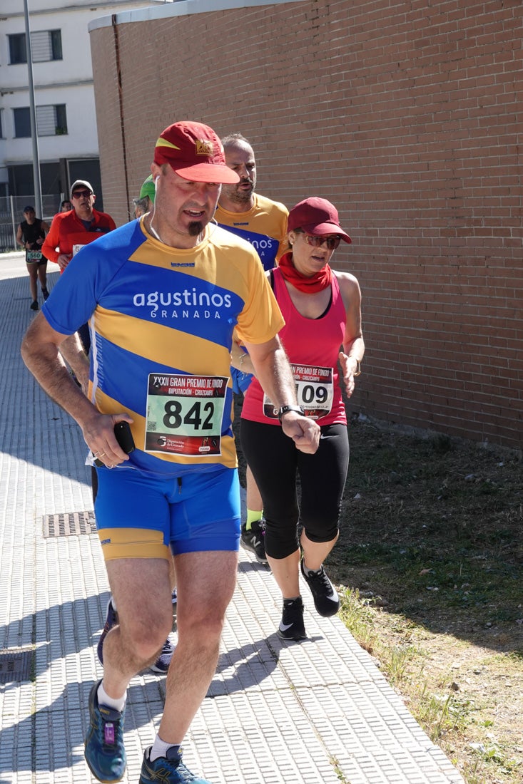 A algunos participantes parece que los 10 kilómetros del reccorido de la prueba de fondo de Loja se les hace leve a tenor de sus sonrisas y buen rollo. Otros en cambio parecen sufrir más o simplemente se concentran para disfrutar de la carrera.