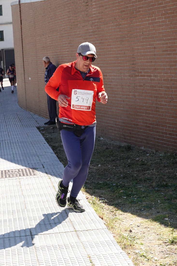 A algunos participantes parece que los 10 kilómetros del reccorido de la prueba de fondo de Loja se les hace leve a tenor de sus sonrisas y buen rollo. Otros en cambio parecen sufrir más o simplemente se concentran para disfrutar de la carrera.