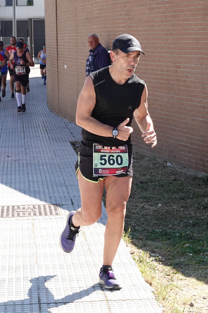 A algunos participantes parece que los 10 kilómetros del reccorido de la prueba de fondo de Loja se les hace leve a tenor de sus sonrisas y buen rollo. Otros en cambio parecen sufrir más o simplemente se concentran para disfrutar de la carrera.