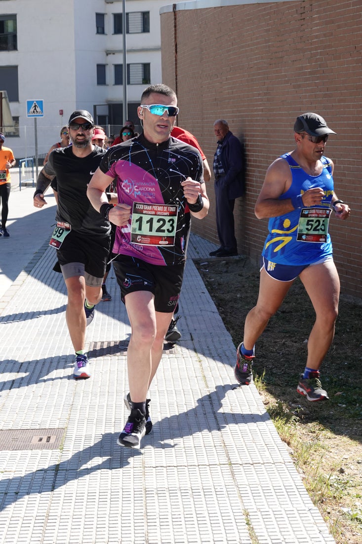 A algunos participantes parece que los 10 kilómetros del reccorido de la prueba de fondo de Loja se les hace leve a tenor de sus sonrisas y buen rollo. Otros en cambio parecen sufrir más o simplemente se concentran para disfrutar de la carrera.