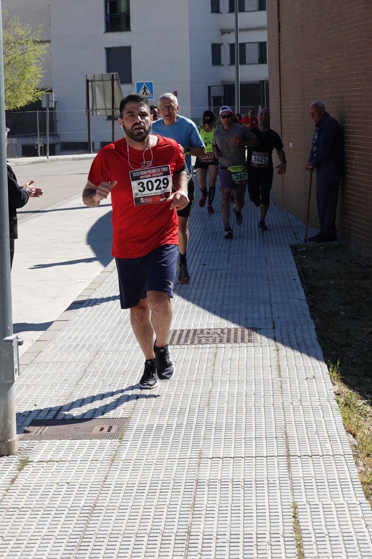 A algunos participantes parece que los 10 kilómetros del reccorido de la prueba de fondo de Loja se les hace leve a tenor de sus sonrisas y buen rollo. Otros en cambio parecen sufrir más o simplemente se concentran para disfrutar de la carrera.