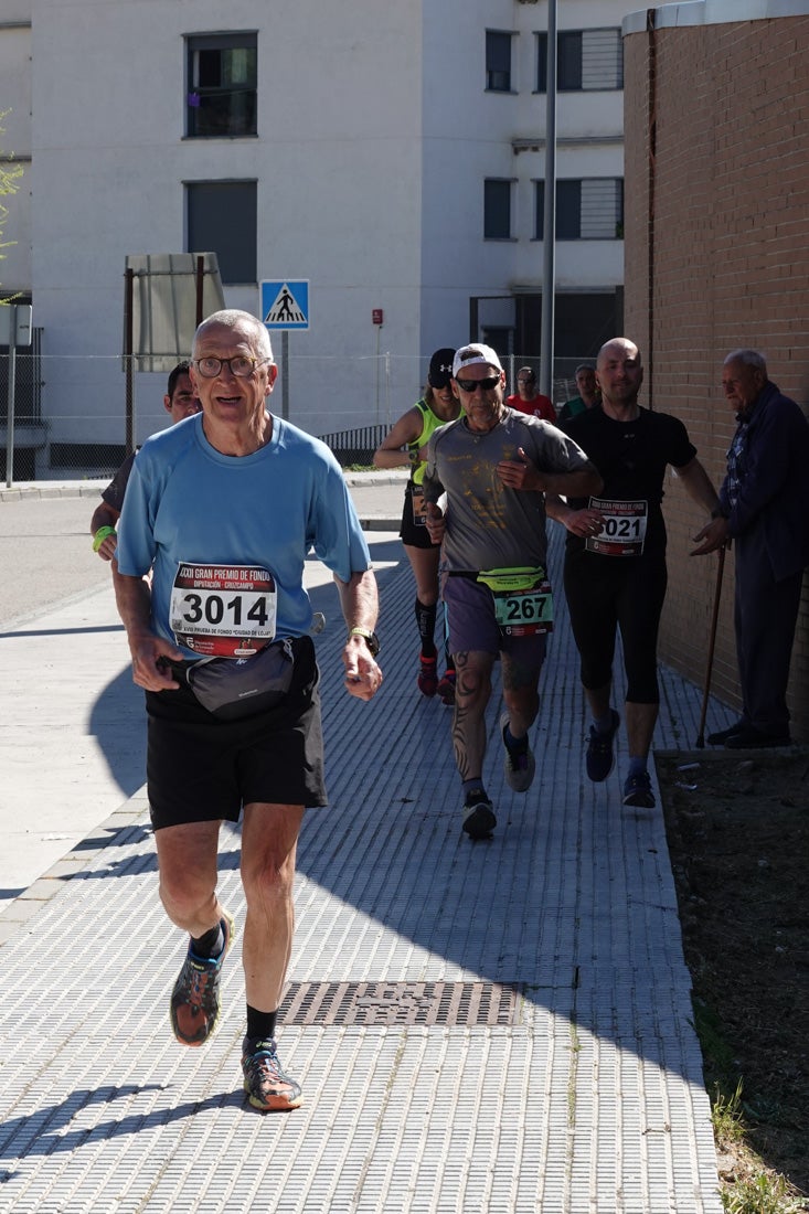 A algunos participantes parece que los 10 kilómetros del reccorido de la prueba de fondo de Loja se les hace leve a tenor de sus sonrisas y buen rollo. Otros en cambio parecen sufrir más o simplemente se concentran para disfrutar de la carrera.