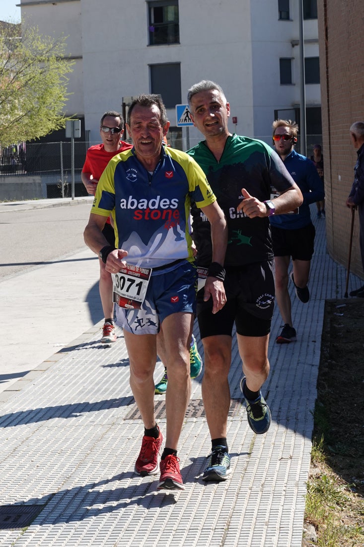 A algunos participantes parece que los 10 kilómetros del reccorido de la prueba de fondo de Loja se les hace leve a tenor de sus sonrisas y buen rollo. Otros en cambio parecen sufrir más o simplemente se concentran para disfrutar de la carrera.