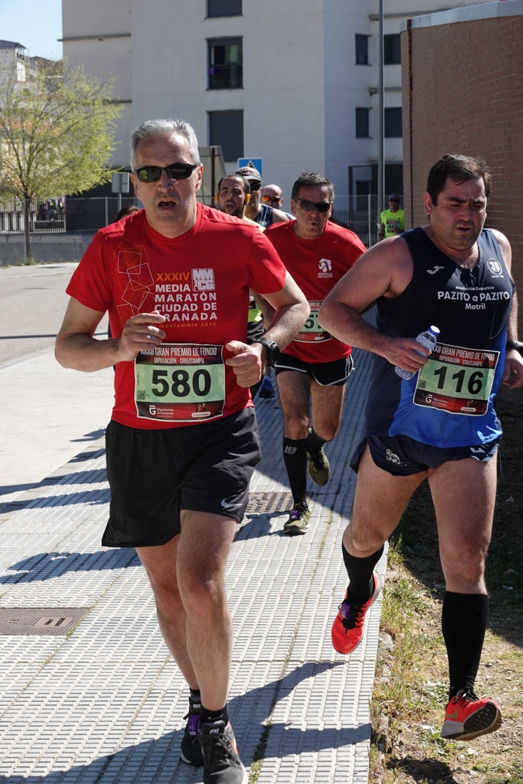 A algunos participantes parece que los 10 kilómetros del reccorido de la prueba de fondo de Loja se les hace leve a tenor de sus sonrisas y buen rollo. Otros en cambio parecen sufrir más o simplemente se concentran para disfrutar de la carrera.