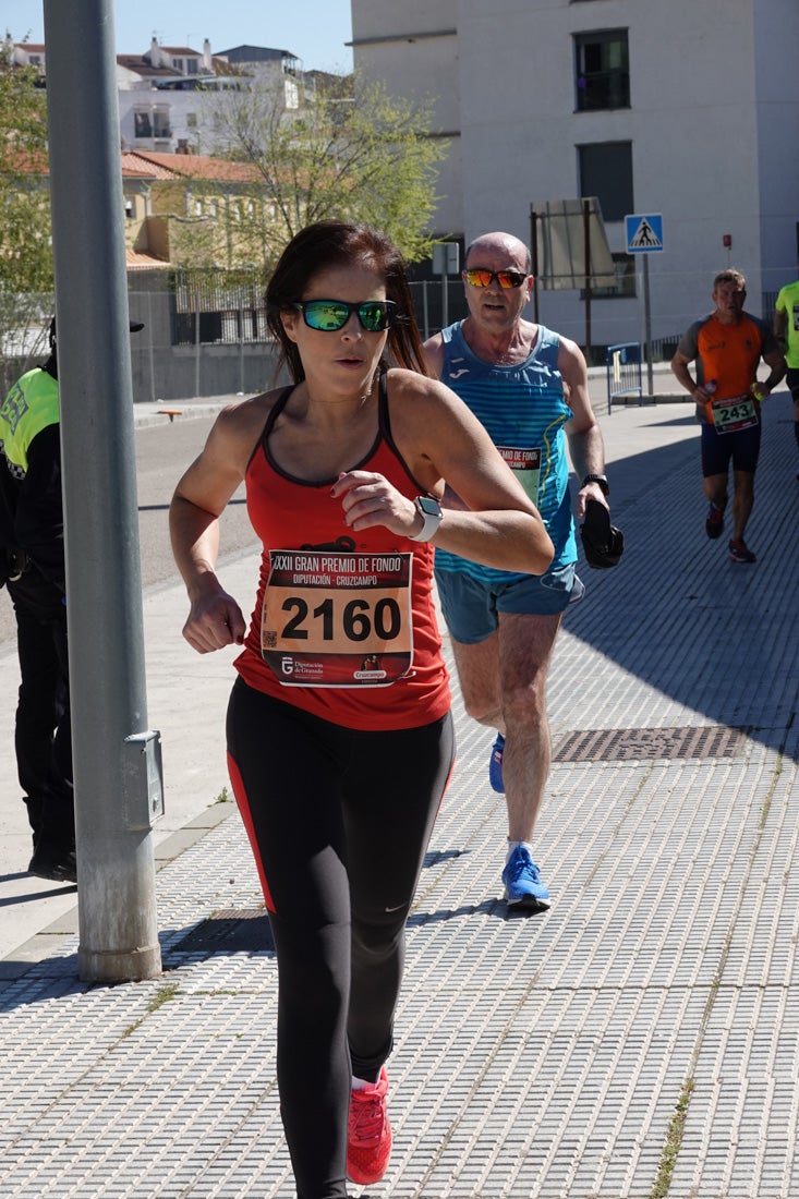 A algunos participantes parece que los 10 kilómetros del reccorido de la prueba de fondo de Loja se les hace leve a tenor de sus sonrisas y buen rollo. Otros en cambio parecen sufrir más o simplemente se concentran para disfrutar de la carrera.