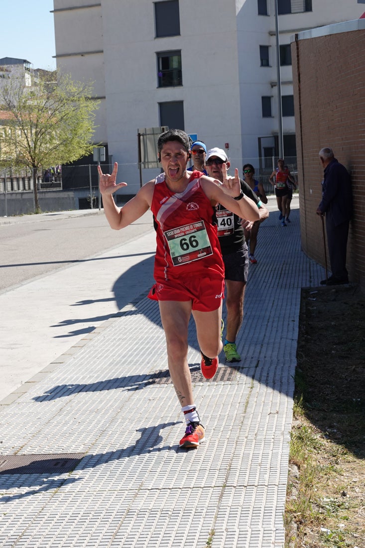 A algunos participantes parece que los 10 kilómetros del reccorido de la prueba de fondo de Loja se les hace leve a tenor de sus sonrisas y buen rollo. Otros en cambio parecen sufrir más o simplemente se concentran para disfrutar de la carrera.