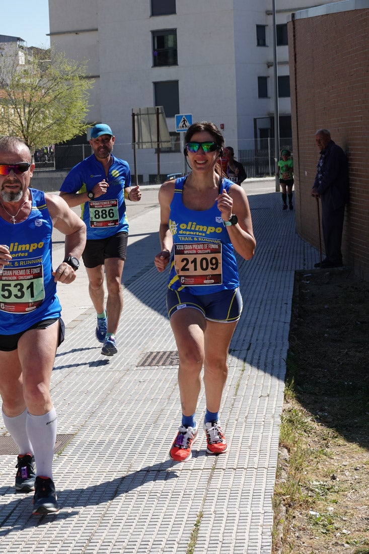 A algunos participantes parece que los 10 kilómetros del reccorido de la prueba de fondo de Loja se les hace leve a tenor de sus sonrisas y buen rollo. Otros en cambio parecen sufrir más o simplemente se concentran para disfrutar de la carrera.