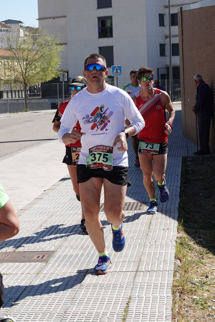 A algunos participantes parece que los 10 kilómetros del reccorido de la prueba de fondo de Loja se les hace leve a tenor de sus sonrisas y buen rollo. Otros en cambio parecen sufrir más o simplemente se concentran para disfrutar de la carrera.