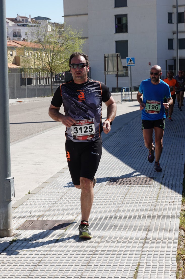 A algunos participantes parece que los 10 kilómetros del reccorido de la prueba de fondo de Loja se les hace leve a tenor de sus sonrisas y buen rollo. Otros en cambio parecen sufrir más o simplemente se concentran para disfrutar de la carrera.