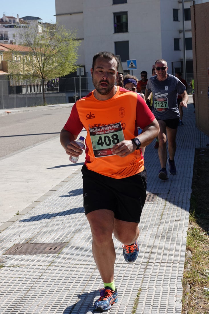 A algunos participantes parece que los 10 kilómetros del reccorido de la prueba de fondo de Loja se les hace leve a tenor de sus sonrisas y buen rollo. Otros en cambio parecen sufrir más o simplemente se concentran para disfrutar de la carrera.