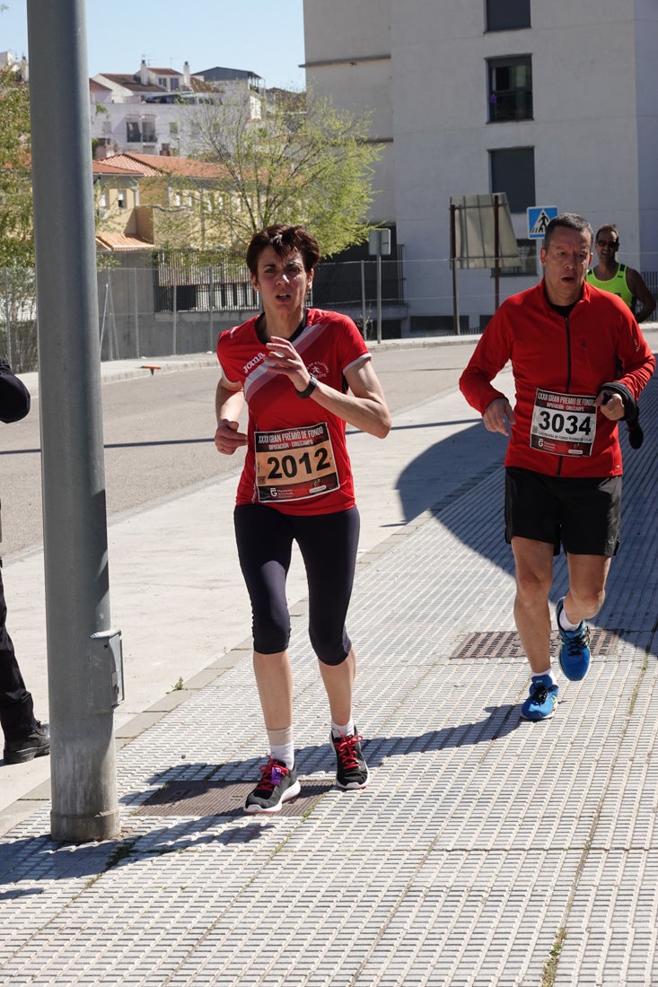 A algunos participantes parece que los 10 kilómetros del reccorido de la prueba de fondo de Loja se les hace leve a tenor de sus sonrisas y buen rollo. Otros en cambio parecen sufrir más o simplemente se concentran para disfrutar de la carrera.